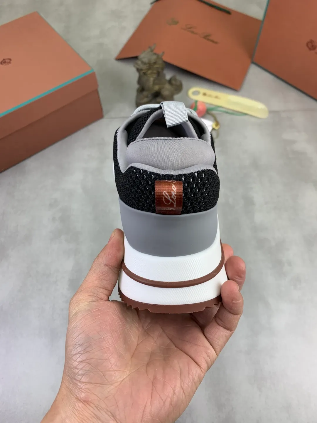 Men's men's shoes 💰P542 New style 💰High quality The latest casual shoes Loro Piana 💯Top grade💯Buy the original copy💯 Founded the existing Loro Piana company on April 24, 1924. The family has been operating for the sixth generation, providing top quality products to customers who are discerning in taste and quality. Imported original fly woven fabrics with cowhide fabric, plain calfskin lining, hand-stitched threads with cowhide feet, original packaging, high-end outsole, size: 38-46, multiple colors available, complete package